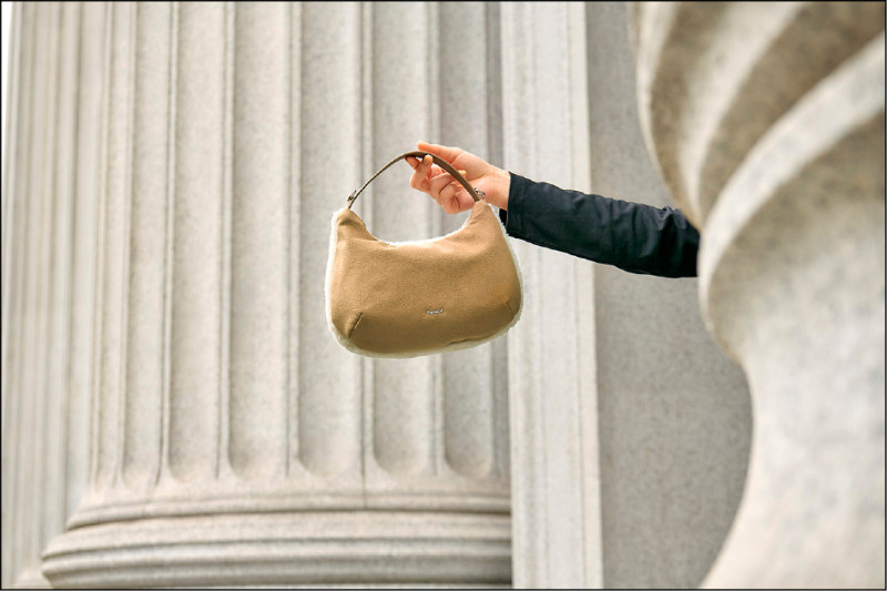 VOYAGE系列全新毛絨兩用肩背包，翻面呈現柔軟絨毛材質，能雙面搭配展現不同風情，9,580元。