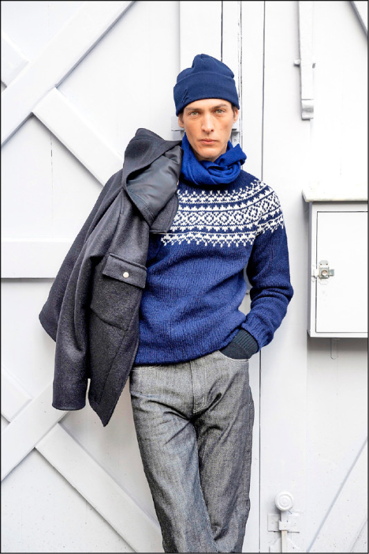 秋冬男裝以沉穩風格為主，藉由圖騰毛衣為整體造型注入亮點。男裝羊毛毛衣，14,580元。