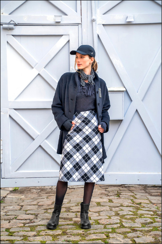 羊毛材質的格紋窄裙為全身穿搭注入典雅氣質。格紋羊毛Tulipe窄裙，14,980元。