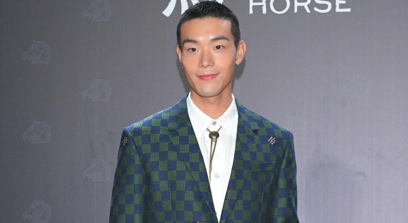 金馬62》小鮮肉牧森金馬紅毯初體驗粉絲尖叫！靠LV西裝成功變身貴公子