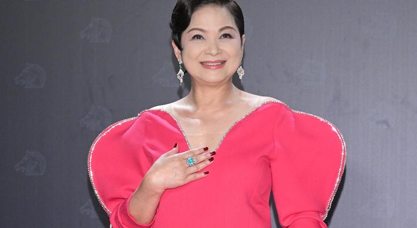 楊貴媚選穿亮色系禮服，減齡效果極佳。（新聞攝影組攝）