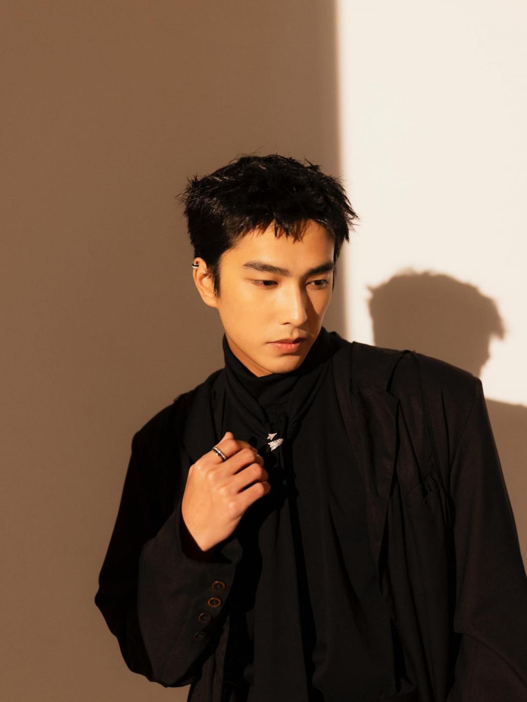 曾敬驊在獲獎後釋出了典禮造型拍攝的帥照，讓粉絲大讚是可愛的反差萌。（翻攝自instagram）