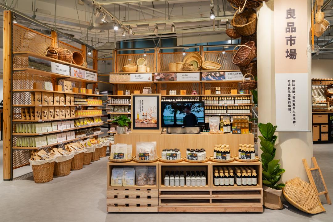 以國產材柳杉實木柱和台灣桂竹的竹編工藝，突顯在地特色。