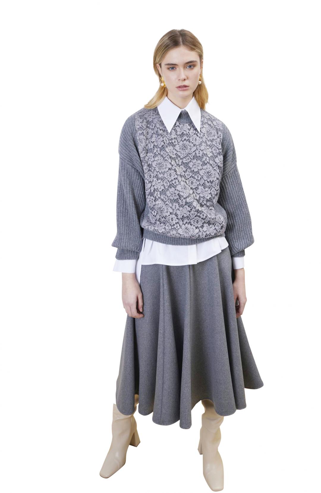 AMEN灰色蕾絲拼接針織衫 原價33,600元、特價10,080元，3折。