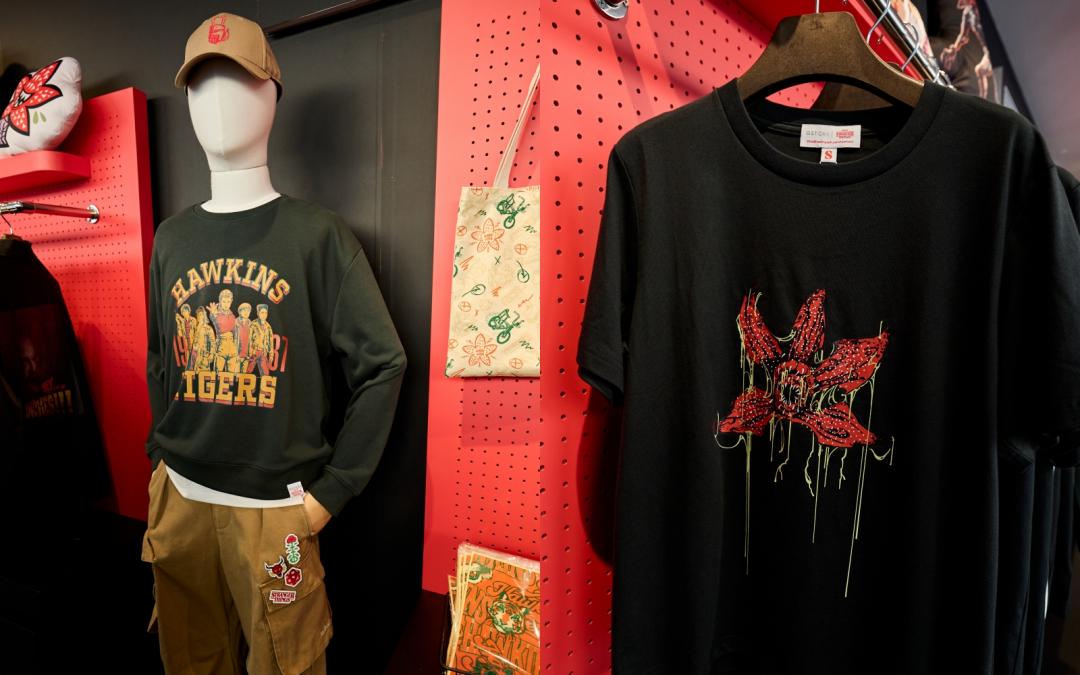 （左起）Hawkins Tigers中性款長袖大學T（NT$2,380）；官網獨家中性款魔神LOGO T恤（NT$1,380）。