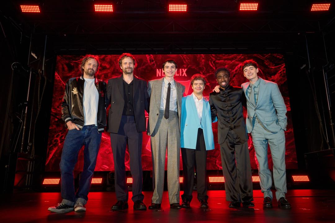 （左起）Netflix《怪奇物語》主創與主演群合照：麥特達菲、羅斯達菲、芬恩伍法德、蓋頓馬塔拉佐、迦勒麥羅林與諾亞許納普。