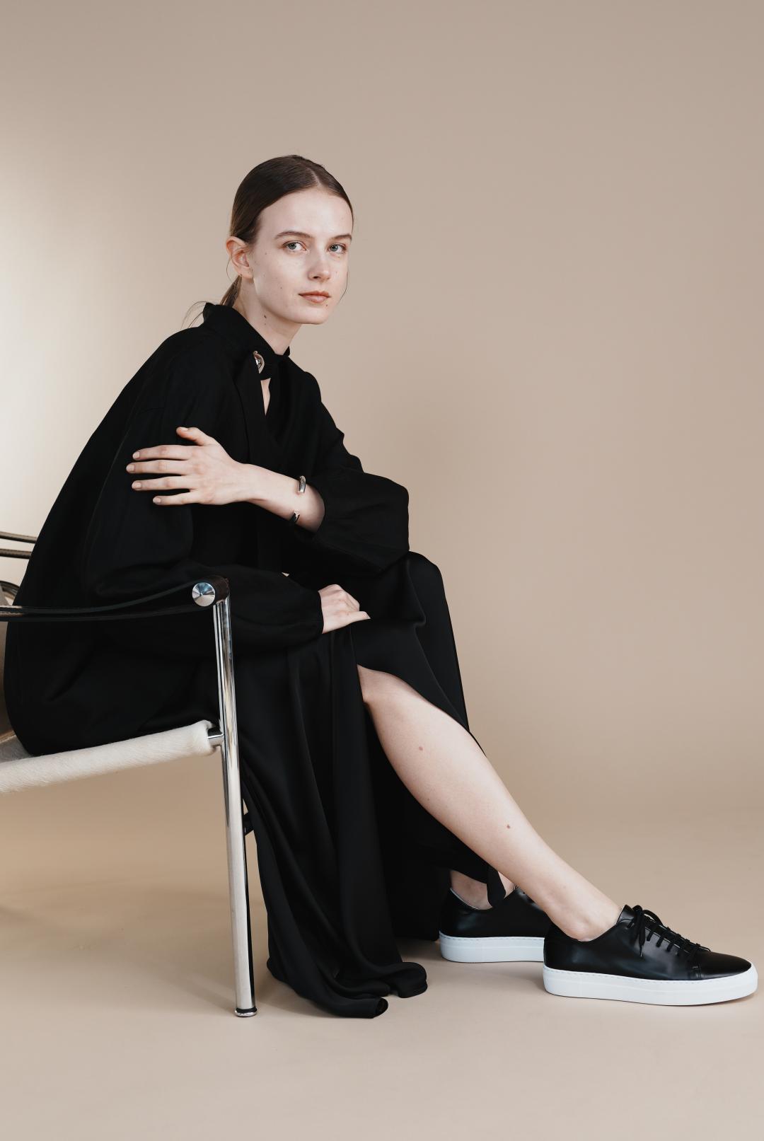 來自大阪的brightway，以「十年後你依舊會愛上這雙鞋」為品牌精神。皮革運動鞋，售價NT$9,584元。