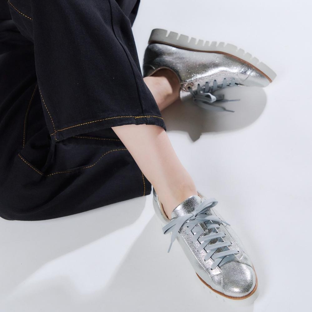 來自東京淺草的工廠品牌Dominic3，專注打造「輕盈柔軟」的無壓力鞋履。側邊星星打孔皮革運動鞋，售價NT$5,808元。