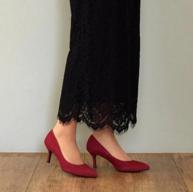 專注真皮高跟鞋領域的LIMIT TILL 2359，特別在鞋楦、材質與腳型貼合度下功夫。全天候尖頭高跟鞋，售價NT$6,389元。