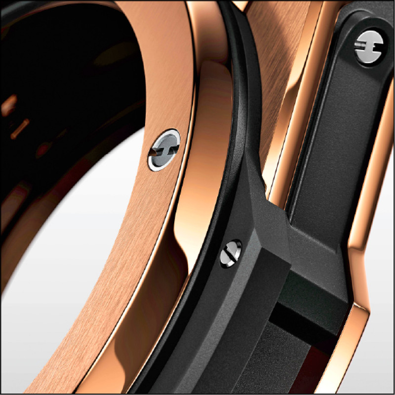 Hublot獨家研發的「皇金」材質，因為在合金比例上加入了鉑金，散發沉穩的金色調。