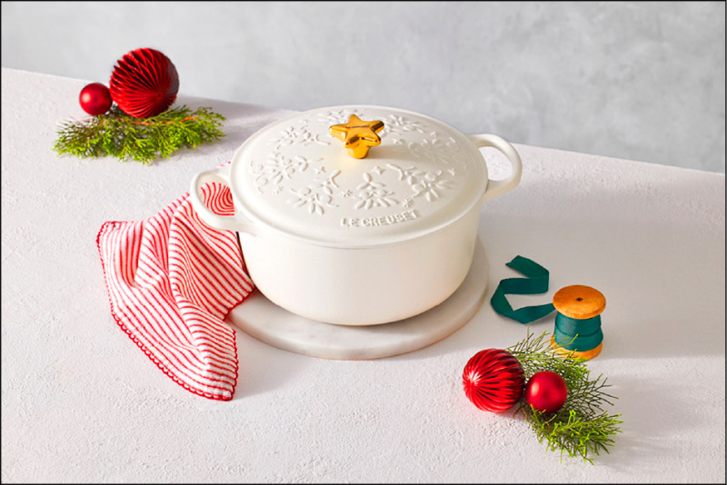 琺瑯鑄鐵圓鍋24cm以星星點綴鍋蓋頭，搭配白色鍋身，營造冬日氣氛，19,050元。