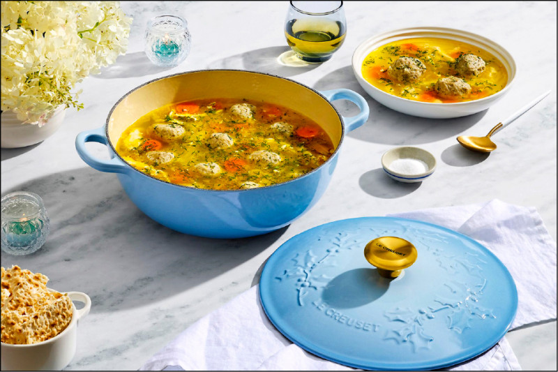 琺瑯鑄鐵媽咪鍋是專為亞洲料理設計的鍋型，圓弧鍋底利於翻炒食材，耶誕節推出全新海岸藍色，19,650元。