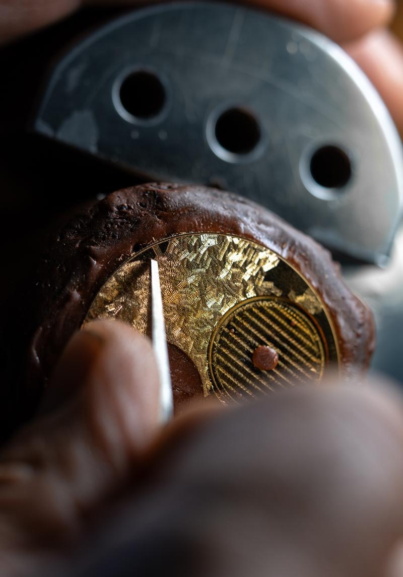 利用獨特的顫刻法，在18K黃金錶盤上雕鑿出充滿生命力的蕨草紋理。（SHH TAIWAN提供）