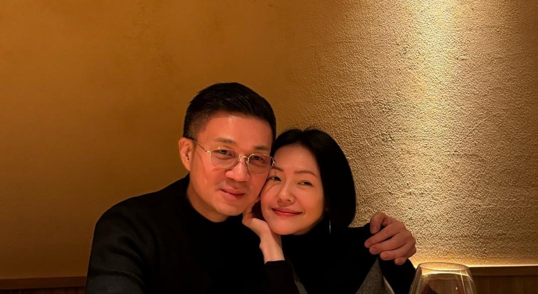 PO文中也有父母甜蜜合影的近況照。