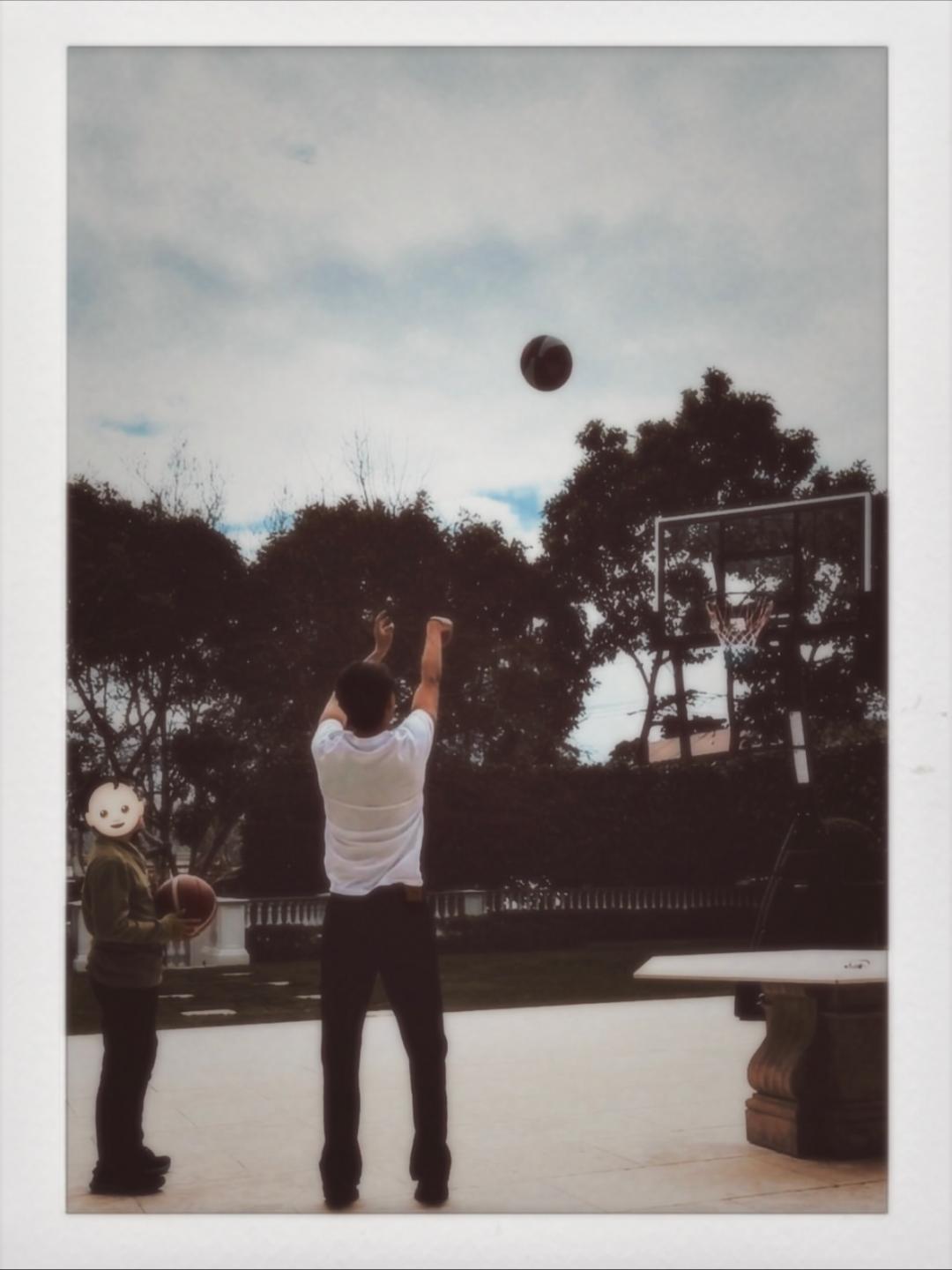 不過這些照片中驚見一個「籃球男」背影，十分引人遐想。讓外界好奇女神身旁是否已有「護花使者」？