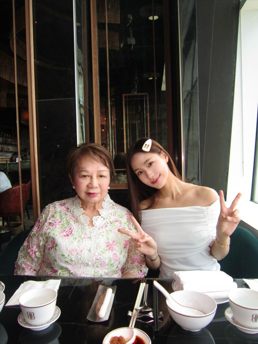 在Lily 18歲「被愛包圍」貼文中，她貼出了與許多至親的合照，圖片是跟奶奶喫飯的溫馨合影。