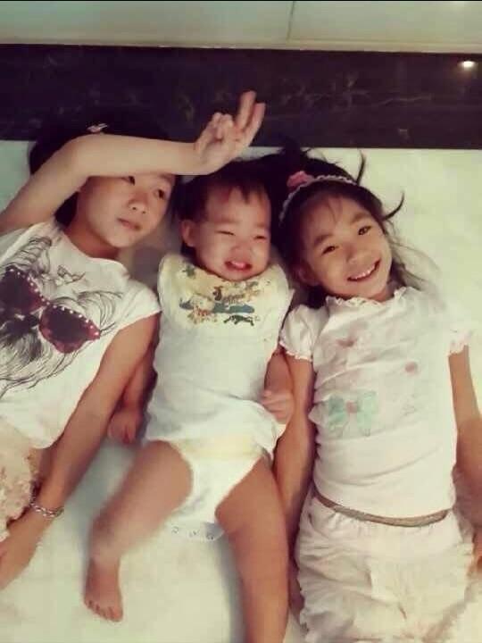 Lily也挖出許家三姐妹小時候的照片，只見她（右一）從小就是美人胚子。