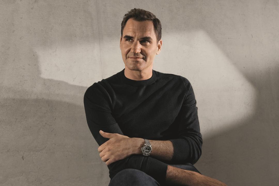 網球選手兼勞力士代言人羅傑・費德勒，佩戴搭配灰黑雙色Cerachrom陶質字圈的蠔式鋼款GMT-Master II腕錶。(勞力士提供，以下同)