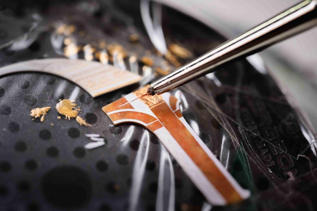 錶盤融合傳統琺瑯工藝、微繪技術，以及大理石與橡木鑲嵌細工，重現凡爾賽宮鏡廳舞會盛況。