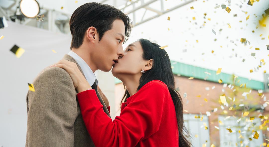 《一吻爆炸》劇情講的是從烏龍開端的愛情，女主角是為了生計而僞裝成已婚媽媽的單身女子，而男主角是意外愛上她的部門組長。（圖／Netflix）