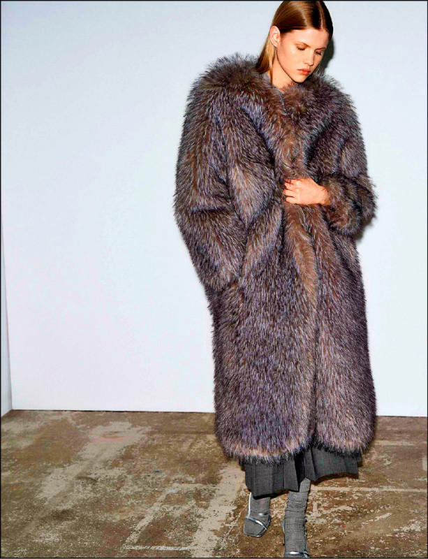 隨著深冬來臨，寬鬆的大衣成為衣櫥關鍵單品。人造皮草外套，27,990元。