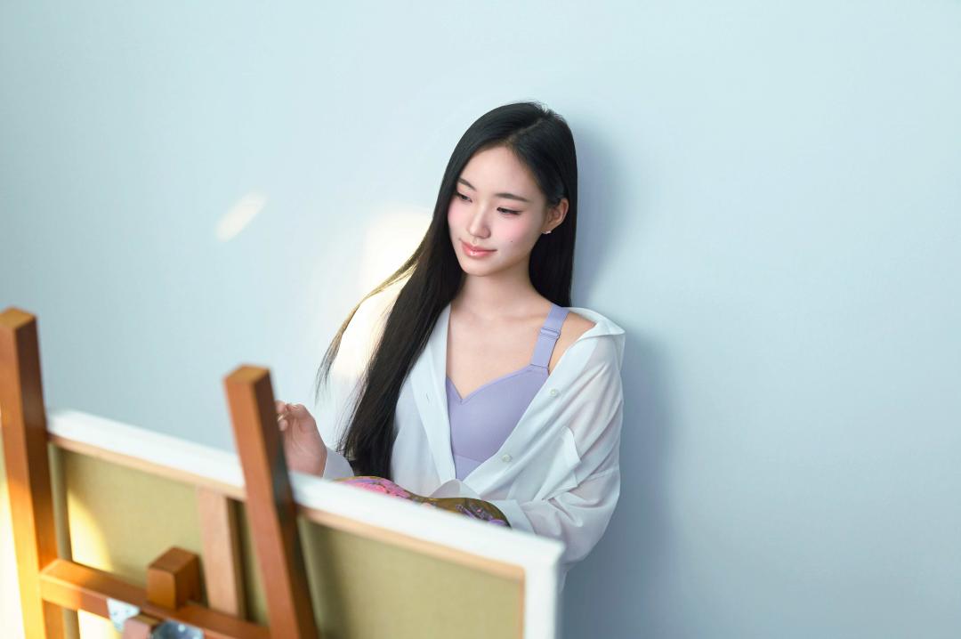 Lily本季接下黛安芬全新Athleisure城市律動系列品牌大使，第二波形象美照以畫室為背景，只見她將「運動內衣」作為重點單品，小露性感。