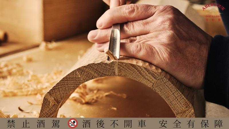 展示盒由設計師John Galvin手工打造，以十二片橡木板材精密組構，致敬傳統制桶工藝。（保樂力加提供）