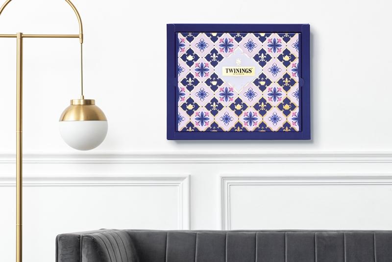 唐寧茶推出季節限定禮服，以花磚紋理重譯英倫優雅，展現冬日儀式感。（TWININGS提供）