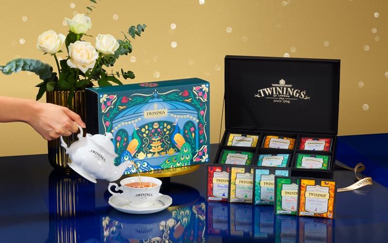 唐寧風格盛宴禮盒，1,980元，包含鉑金系列5款茶款 （共30入，琥珀焦糖博士茶、薄荷圓舞曲茶、胭脂莓果茶、薑芒綠茶狂想曲、晨光草原甘菊花茶）。（TWININGS提供）