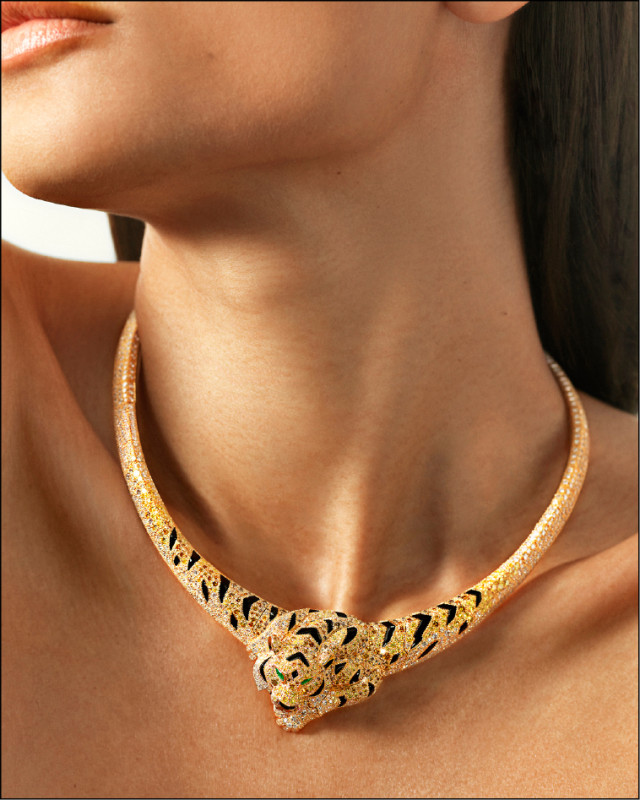 卡地亞憑藉珠寶工藝展現生動形態，並運用各種彩色鑽石組成逼真虎紋。Fauna and Flora系列項鍊，黃K金鑲嵌白色、黃色、橙色和棕色鑽石，祖母綠、縞瑪瑙，23,200,000元。