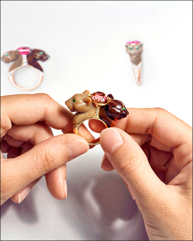 大師工藝工作坊匯集各種工法，讓動物珠寶作品更活潑生動。