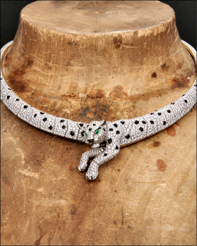 卡地亞研發出獨特的毛皮鑲嵌工藝，精準還原美洲豹的斑紋。Panthère de Cartier美洲豹項鍊，白K金鑲嵌縞瑪瑙、祖母綠、鑽石，23,300,000元。