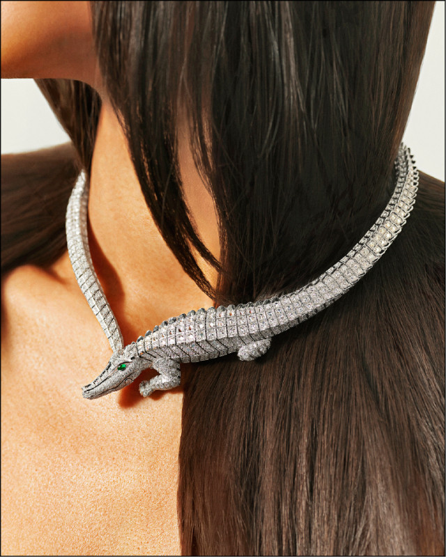 卡地亞運用雕塑工藝和鉸接工藝，打造立體且流暢的鱷魚身軀。Fauna and Flora系列項鍊，白K金鑲嵌祖母綠、鑽石，23,300,000元。