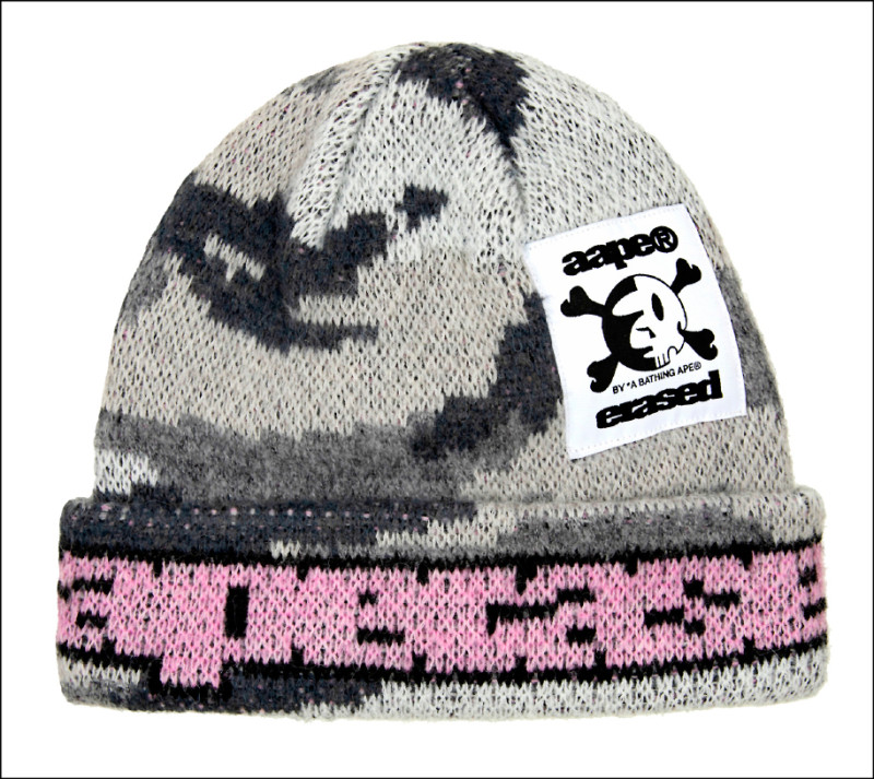 針織毛帽以迷彩與粉色字樣交織，搭配骷髏猿人頭布章，呈現聯名系列的復古街頭美學視角，2,039元。