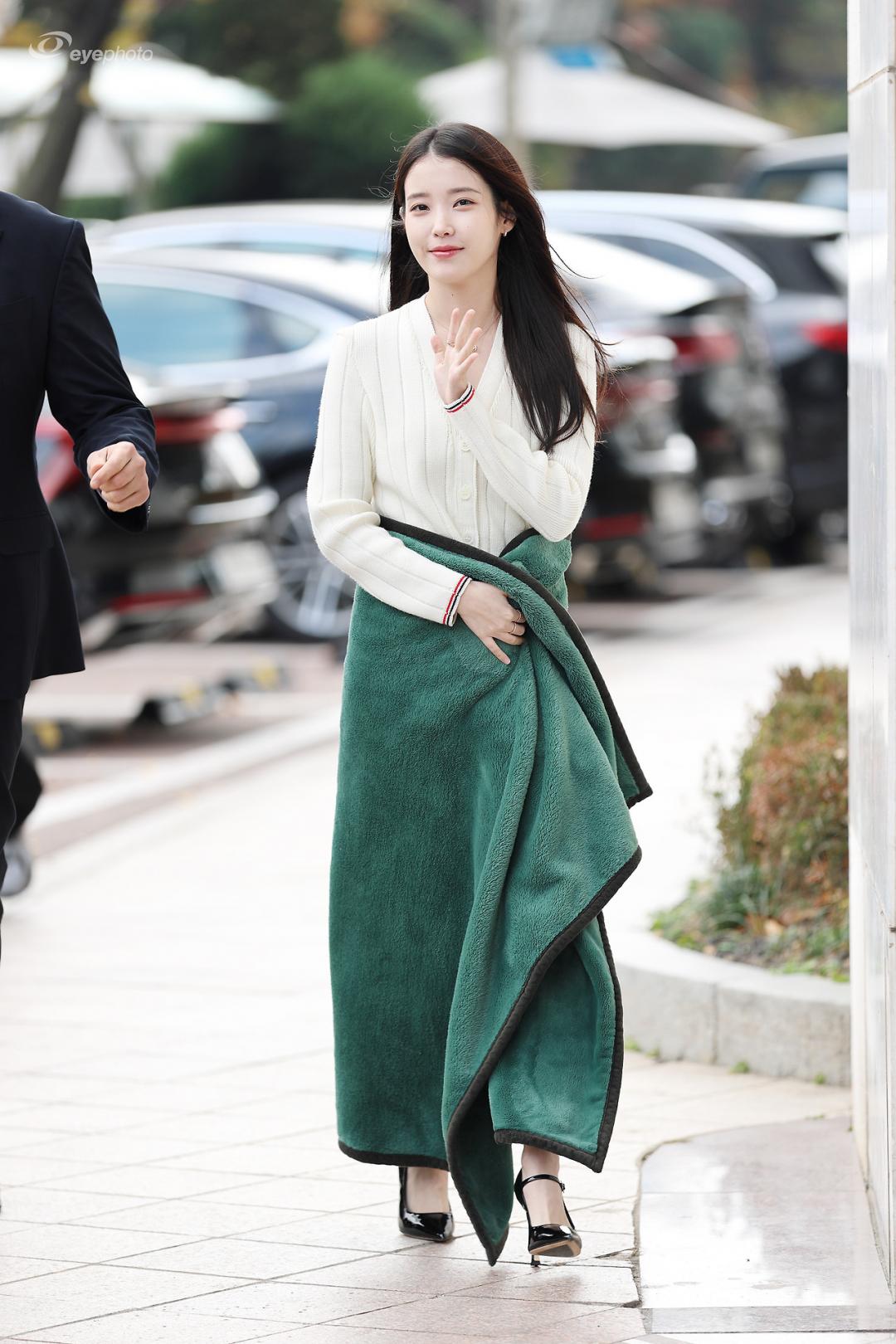 為了禦寒，IU「上班路」先圍著毛毯保暖。