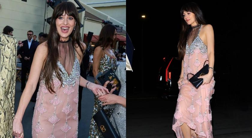 達珂塔強生這套夢幻粉色禮服搭配的信封手拿包，預計將成為VALENTINO新爆款。