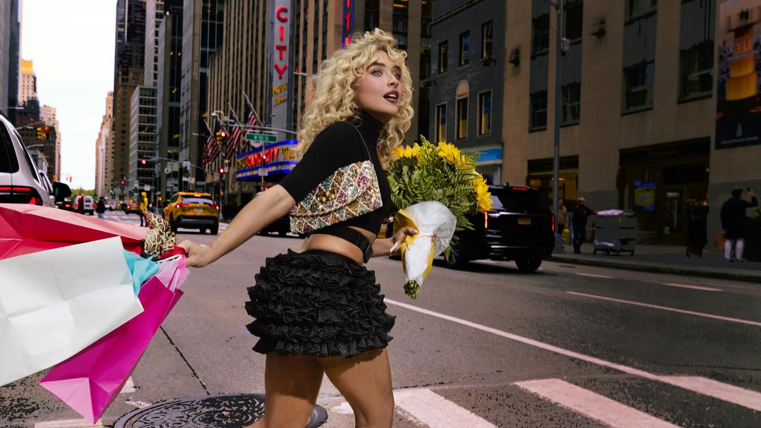 小天後泰勒絲新生代歌手好友莎賓娜卡本特（Sabrina Carpenter）以微辣短裙搭配DeVain信封包勾勒俐落華麗風格。