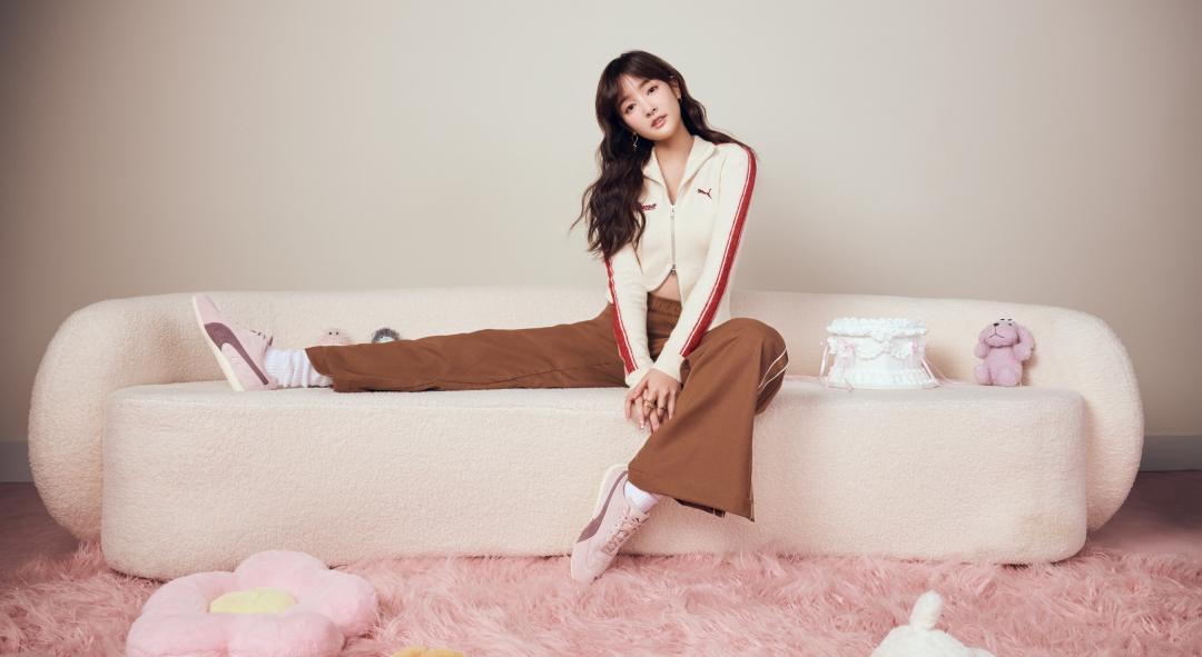 王淨冬天仍不忘耍辣，穿針織外套也能「中空」。