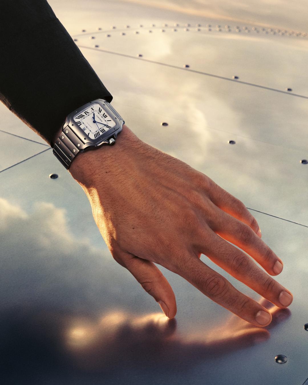 Santos以方中帶圓的錶殼，以及外露的螺絲釘為標誌。