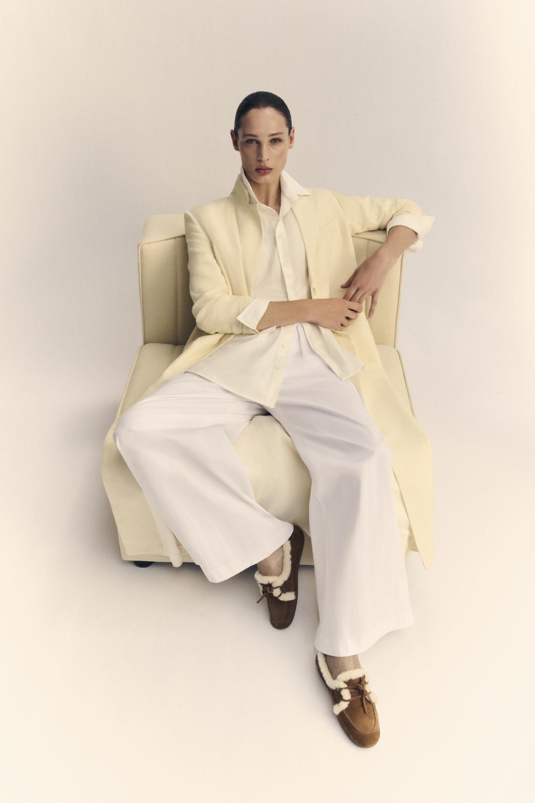 俐落風格的造型透過毛毛裝飾細節的單品，能立刻為整體穿搭注入暖萌能量。