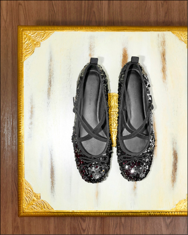 亮片交叉帶瑪莉珍鞋以滿版亮片展現光影層次，1,990元。