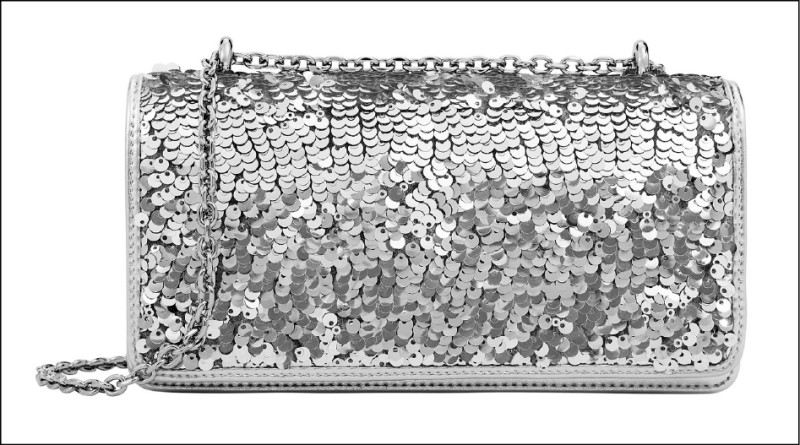 可作長夾使用、也可當手拿包的Paffuto亮片鍊條長夾，是都會女性必備款，1,990元。