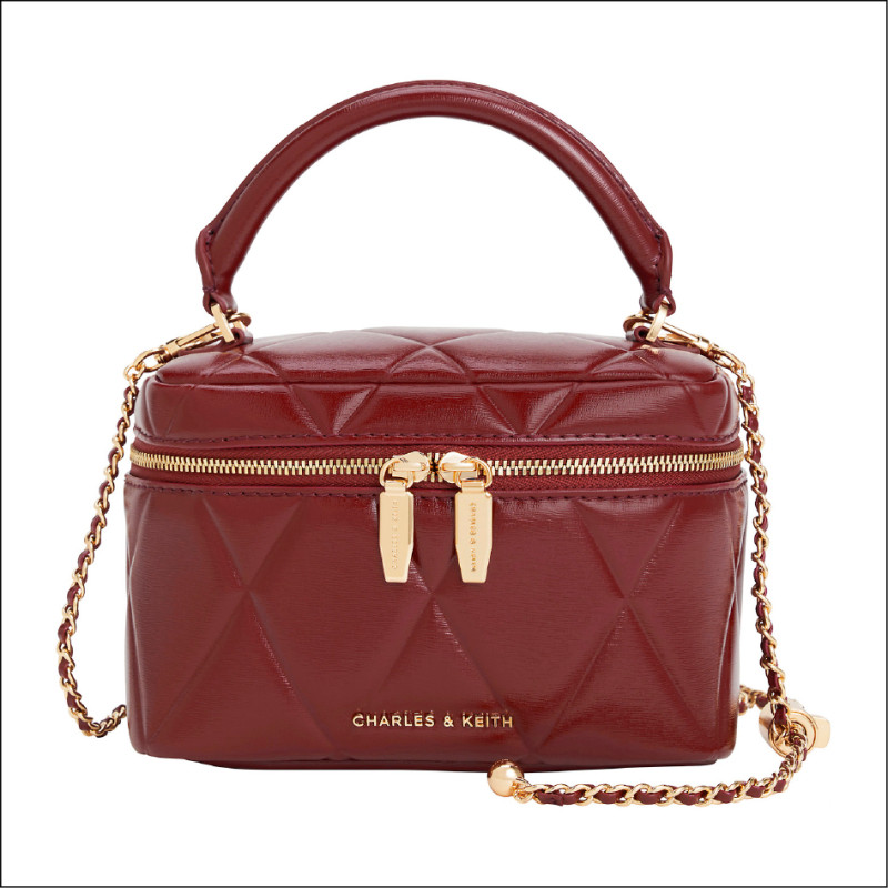 酒紅色Arwen箱型鍊條包，1,890元。