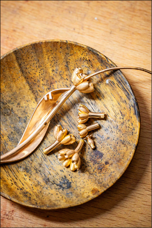 薰衣草花葉先由手工塑形再以噴槍上漆，經逐層打磨和拋光工序，成就鮮明色彩與完美光澤。