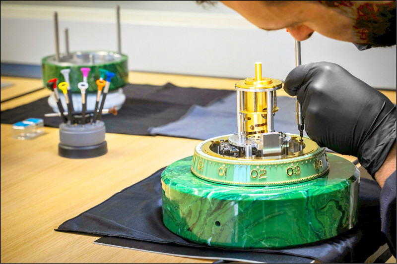 Brassée de Lavande自動機械裝置，由梵克雅寶的自動機械裝置專家精心組裝。