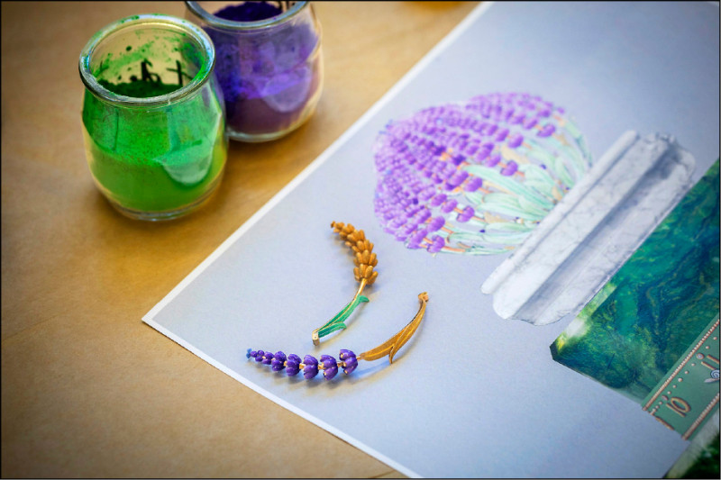 薰衣草花葉先由手工塑形再以噴槍上漆，經逐層打磨和拋光工序，成就鮮明色彩與完美光澤。