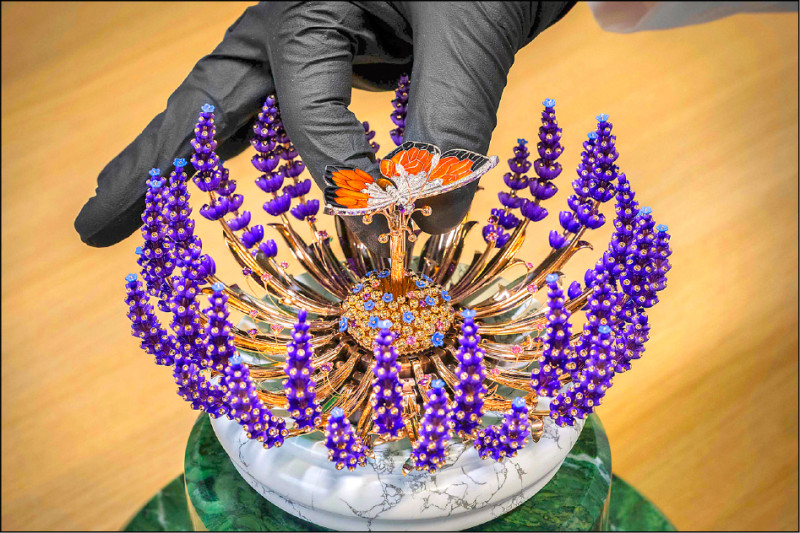 以彩繪玻璃琺瑯打造蝴蝶，翅膀通透且鮮豔。