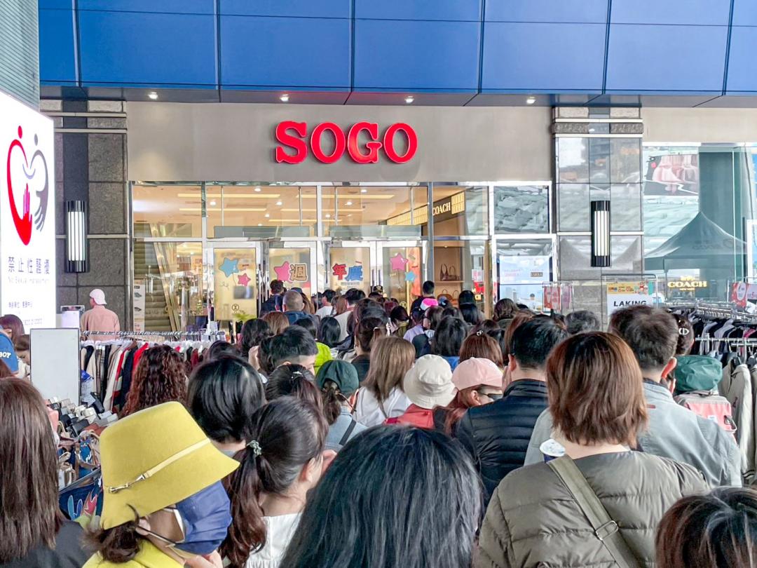 週年慶第一天，還未開門營業已有大批排隊人潮。