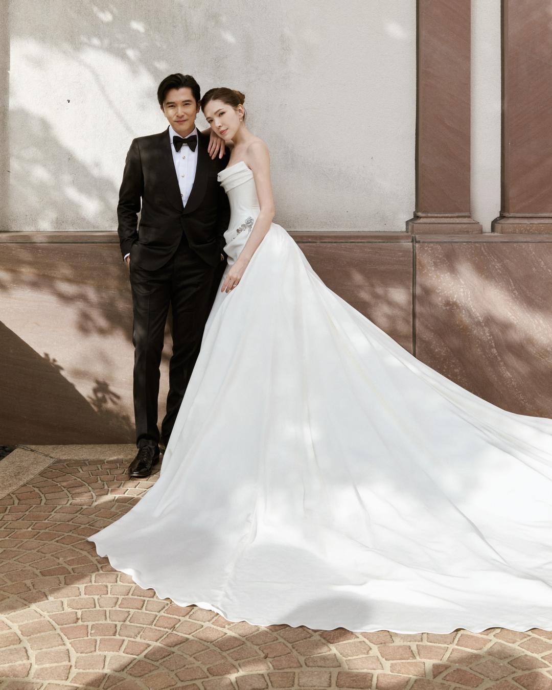 邱澤選穿The House Tailors的黑色燕尾服正裝陪襯老婆。