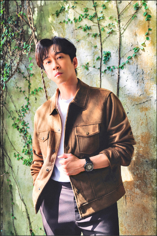 MIDO全新推出Multifort TV Chronograph計時碼錶黑色PVD款，邀來陳漢典示範帥氣穿搭，82,200元。